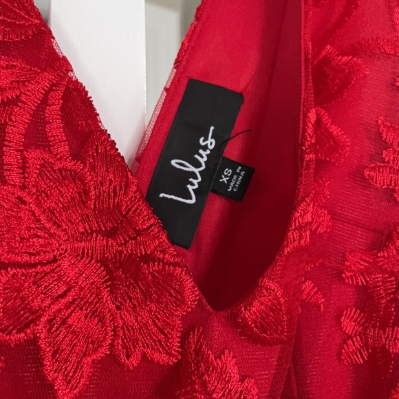 Red lace gown - Picture 3 of 4